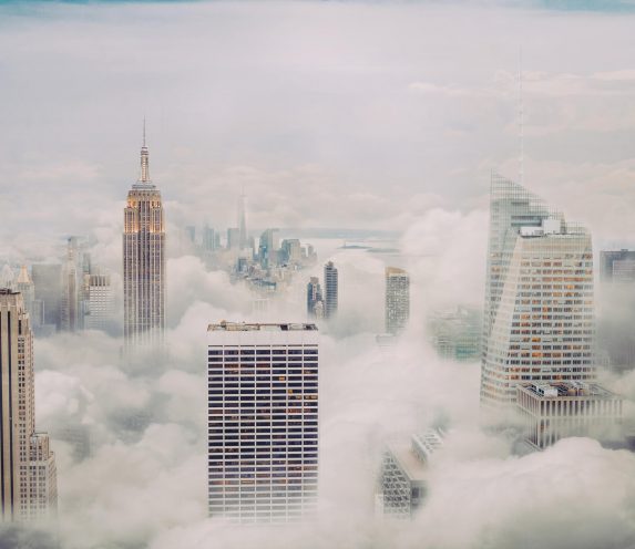 纽约市的天际线云雾缭绕
